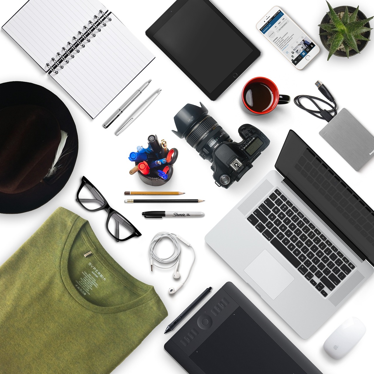 DIY : créer un organiseur de bureau avec des pots de yaourt optimisez votre espace de travail avec un desk organizer pratique et élégant. rangez vos fournitures de bureau, stylos et accessoires pour un bureau toujours bien organisé et productif.
