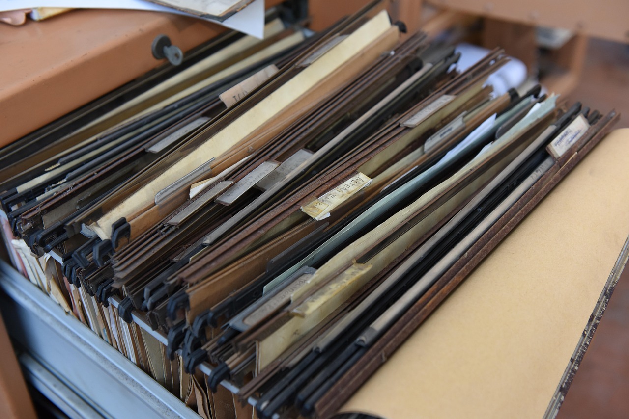 DIY : créer un organiseur de bureau avec des pots de yaourt optimisez votre espace de travail avec un desk organizer pratique et élégant. gardez stylos, papiers et accessoires toujours à portée de main pour un bureau rangé et fonctionnel.