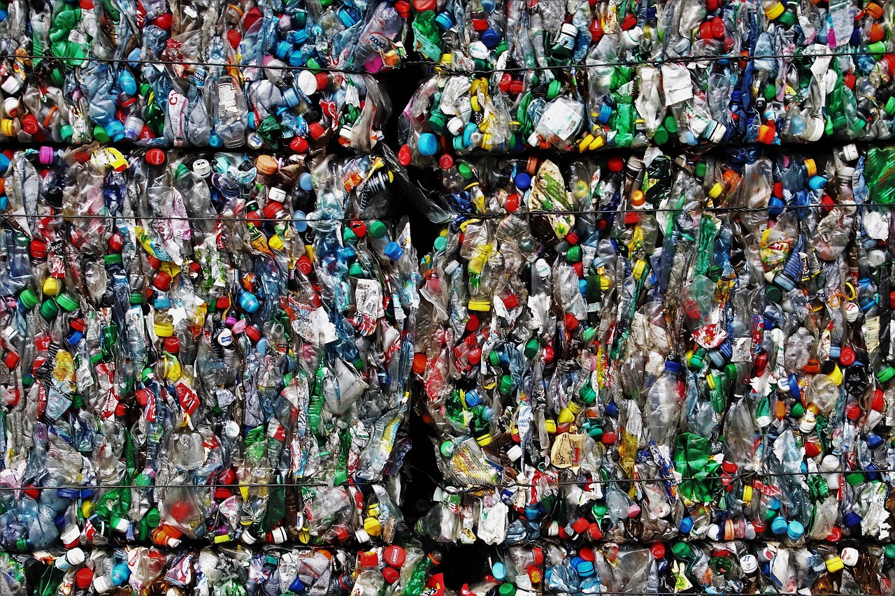découvrez l’upcycling : une tendance innovante qui consiste à transformer des objets ou matériaux inutilisés en créations uniques et utiles, tout en réduisant les déchets et en préservant l’environnement.