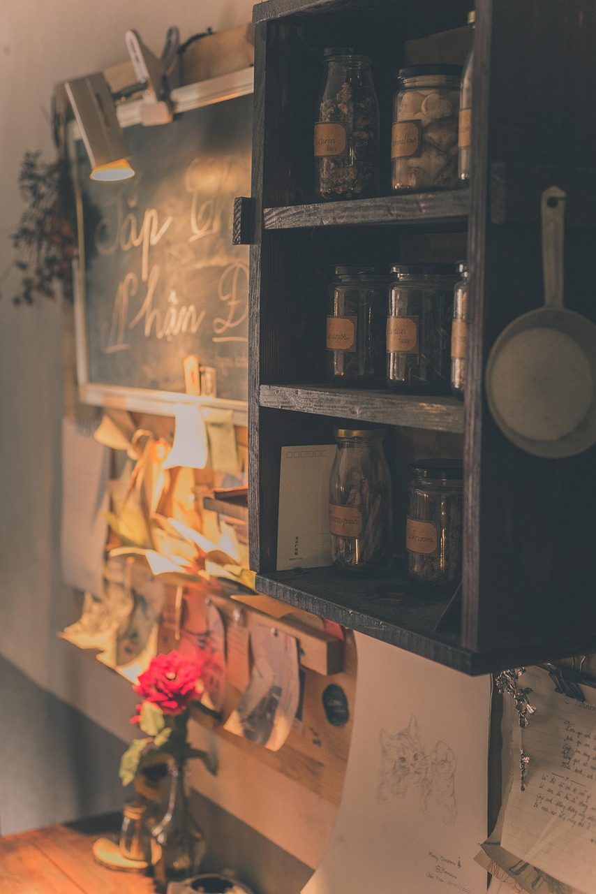 Créer une étagère murale design avec des planches récupérées découvrez comment fabriquer une étagère murale diy facilement pour organiser et décorer votre intérieur avec style.