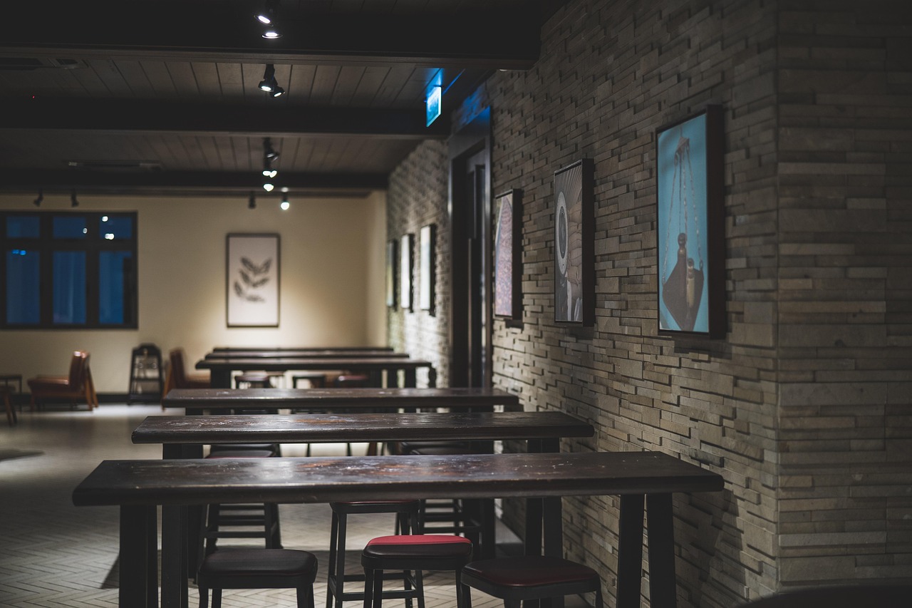 table basse industrielle alliant design robuste et élégance urbaine, parfaite pour un intérieur moderne et authentique.