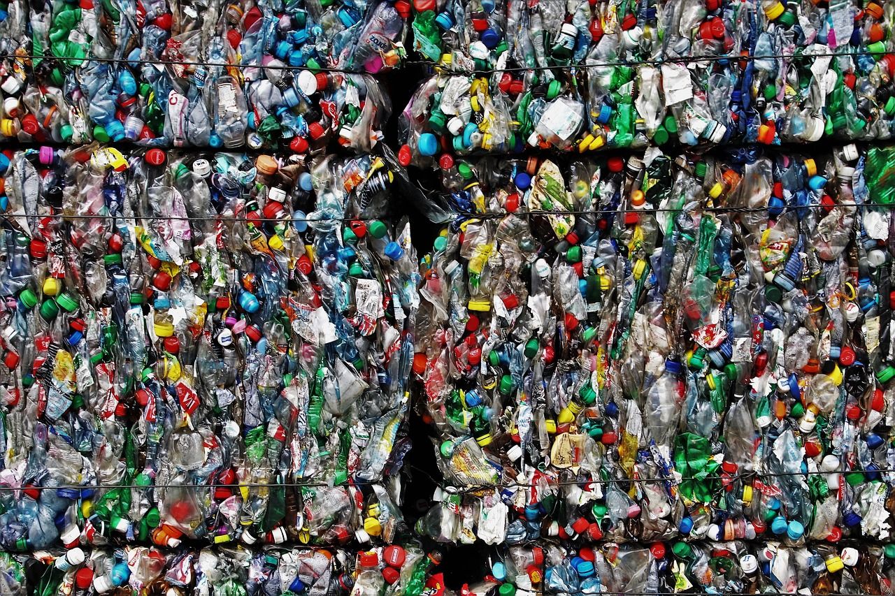découvrez l’upcycling : une tendance innovante qui consiste à transformer des objets ou matériaux inutilisés en créations uniques et utiles, tout en réduisant les déchets et en préservant l’environnement.