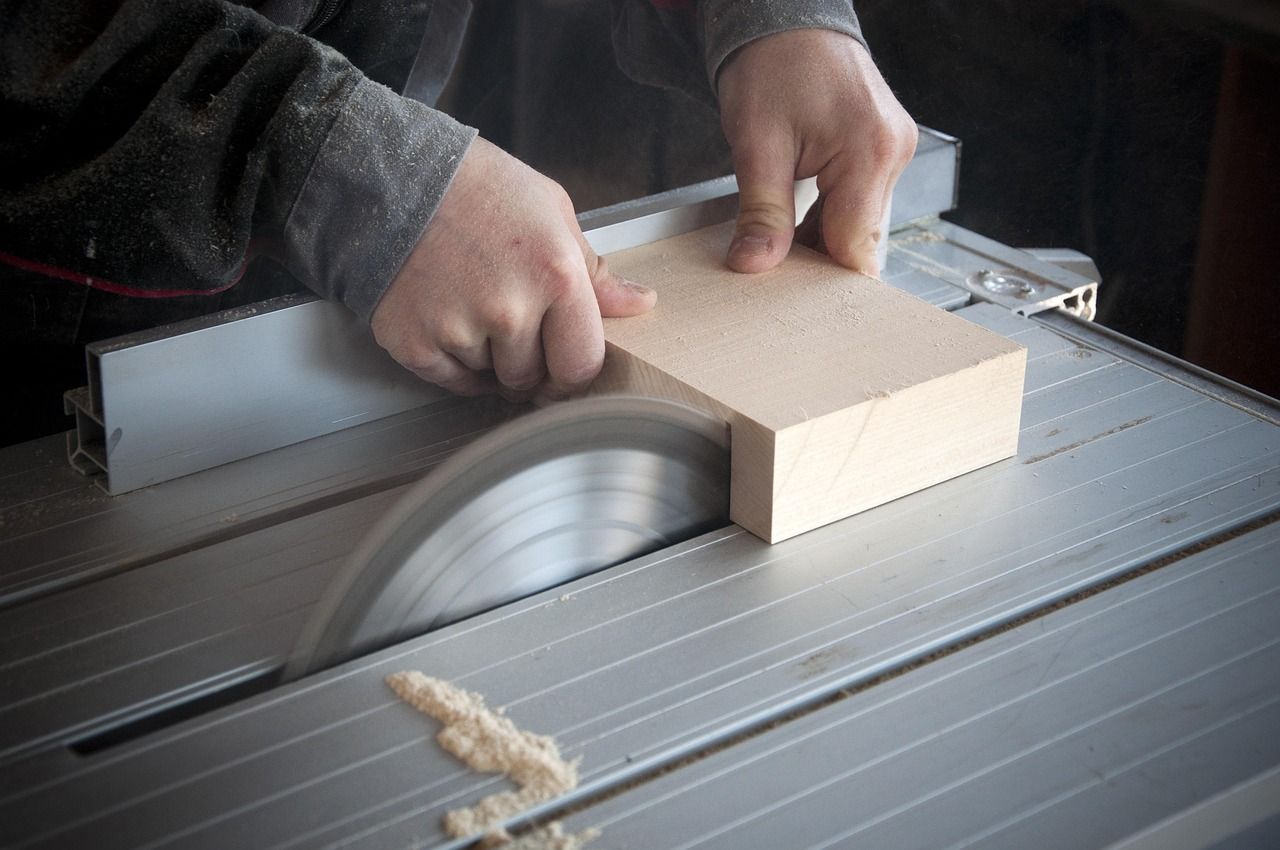Comment utiliser une scie circulaire en toute sécurité découvrez les meilleures pratiques de sécurité pour utiliser une scie circulaire en toute confiance et éviter les accidents.