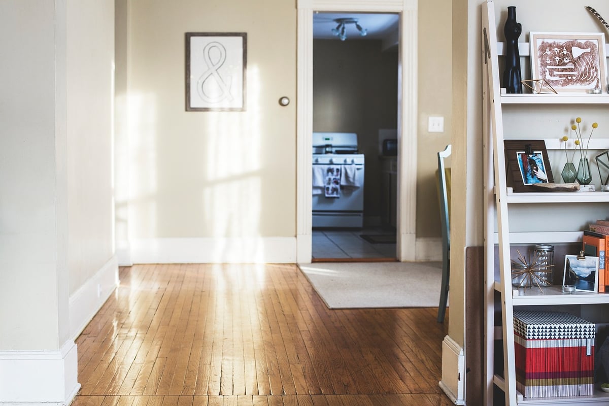 Créer une étagère murale design avec des planches récupérées