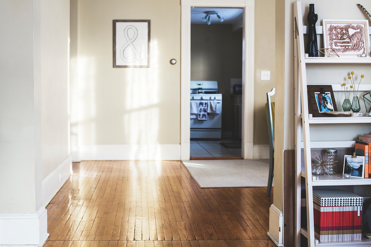 Créer une étagère murale design avec des planches récupérées