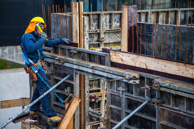 Est-il obligatoire de porter un harnais sur un échafaudage roulant ?
