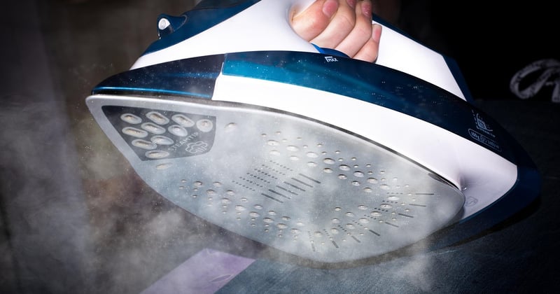 Le meilleur fer à repasser centrale vapeur : notre comparatif pour un repassage facile