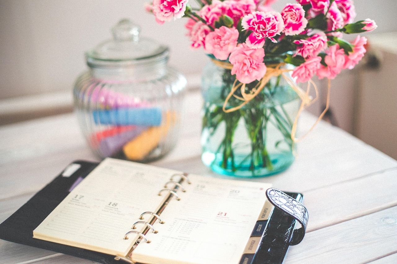 DIY : créer un organiseur de bureau avec des pots de yaourt
