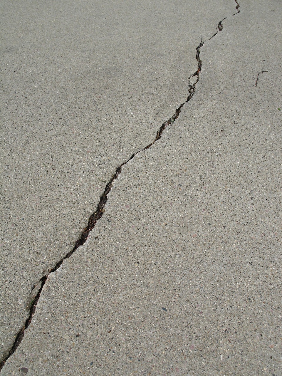 Réparer des fissures dans un mur : diagnostic et solutions