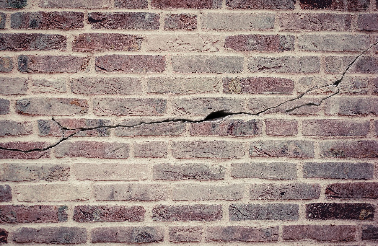 réparation de fissures murales : solutions efficaces pour restaurer l'intégrité et l'esthétique de vos murs rapidement et durablement.